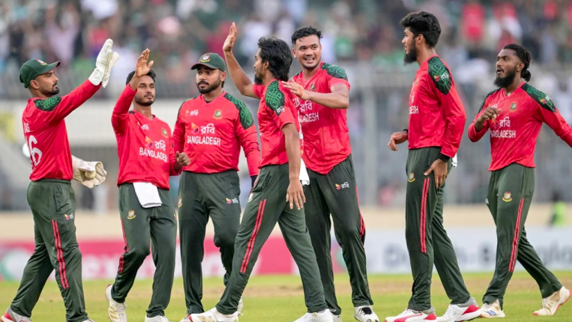 ১১০ রানেই প্যাকড পাকিস্তান