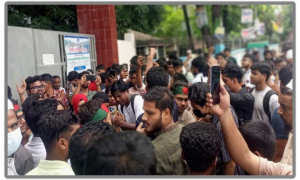 বন্ধ প্রধান ফটক; থানার সামনে বৈষম্যবিরোধীদের অবস্থান