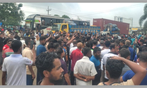 রাস্তা বন্ধ করে অবরোধ; সাউন্ড গ্রেনেড নিক্ষেপ