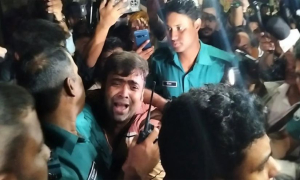 মোবাইলে হাসিনা-মুজিবের ছবি, জনতার গণধোলাই