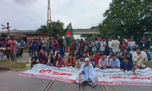 রেলপথে কী করছেন শিক্ষার্থীরা?