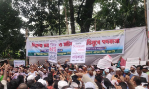 প্রেসক্লাবের সামনে কী করছেন হাজারো শিক্ষক?