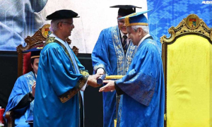 মালয়েশিয়ার বিশ্ববিদ্যালয় প্রধান উপদেষ্টাকে যে সম্মাননা দিল