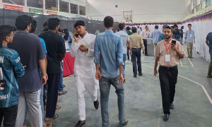 নিয়ম ভেঙে ভোটকেন্দ্রে আবিদ