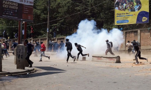 আরেক দেশের সরকার পতন