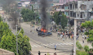 কারফিউ উপেক্ষা করে রাস্তায় তরুণরা