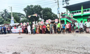 হুঁশিয়ারিতে পিছু হঠল বিক্ষোভকারীরা!