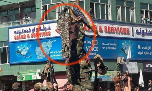 পাক সেনাদের প্যান্ট রাস্তায় ঝুলিয়ে রাখল আফগান সেনারা