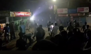 টর্চ লাইট জ্বালিয়ে দুই গ্রামবাসীর সংঘর্ষ