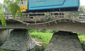 বালুর বস্তায় টিকে আছে সেতু
