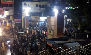 চবির গেটে মুখোমুখি অবস্থানে ছাত্রদল-শিবির
