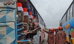 ২ বাসের সংঘর্ষ