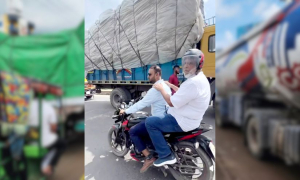 বাধ্য হয়ে মোটরসাইকেলে সড়ক উপদেষ্টা