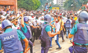 জুলাই যোদ্ধেদের ওপর পুলিশের লাঠিপেটা