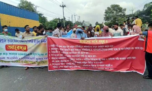 চাকরিচ্যুতদের মহাসড়ক অবরোধ