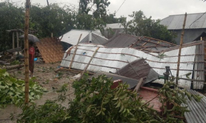 হঠাৎ ঝড়ে লণ্ডভণ্ড শতাধিক ঘরবাড়ি
