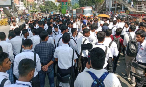 অনুরোধে সাইন্সল্যাব মোড় ছাড়লেন শিক্ষার্থীরা