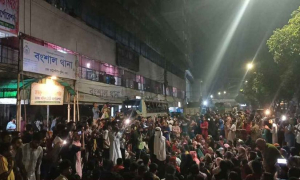 মাঝরাতে থানা ঘেরাও, জবি শিক্ষার্থী হত্যার বিচার দাবি