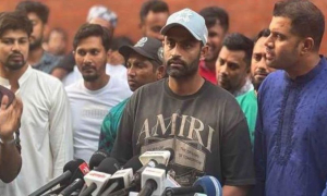 হঠাৎ কেন সরে দাঁড়ালেন তামিম?