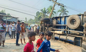 ট্রাকচাপায় প্রাণ গেল স্কুল শিক্ষার্থীসহ ৩ জনের