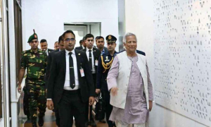 দেশে পা রাখলেন প্রধান উপদেষ্টা
