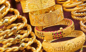 রেকর্ড ভেঙ্গেই চলছে সোনা