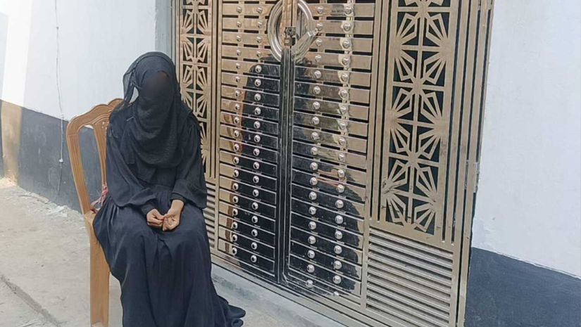 বিয়ের দাবিতে অনশন