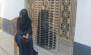 বিয়ের দাবিতে প্রেমিকের বাড়িতে তরুণীর অনশন