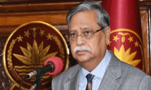 চেয়েছিলেন সরাতে, সরে গেলেন নিজেই