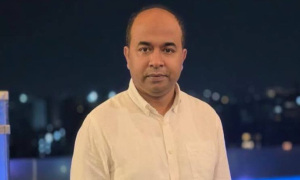 সরকারের করণীয় নিয়ে সাংবাদিক আকবরের পোস্ট