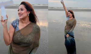 সমুদ্রপাড়ে কী করছেন দীঘি?
