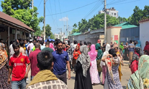 বকেয়া বেতনের দাবিতে সড়ক অবরোধ