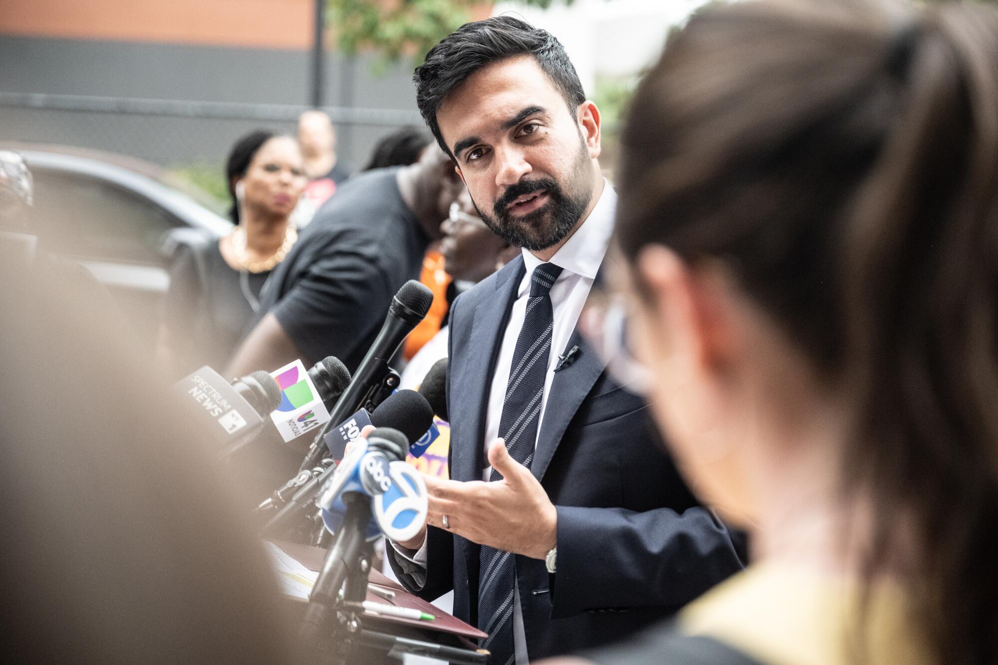 ইতিহাসের কতদূরে দাঁড়িয়ে  মামদানি?