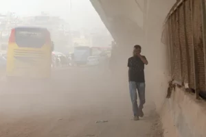 বায়ুদূষণে শীর্ষে ঢাকা