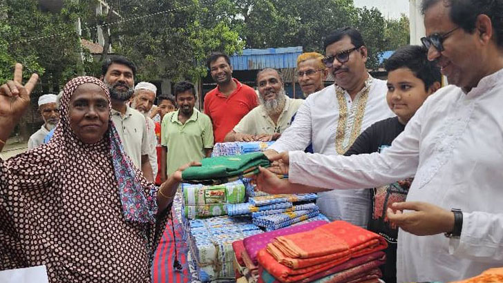 গাজীপুরে কাউন্সিলরের ঈদ বস্ত্র বিতরণ