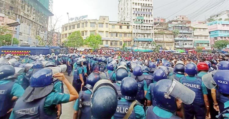 পুলিশ আটকাতে পারেনি বঙ্গভবনমুখী শিক্ষার্থীদের