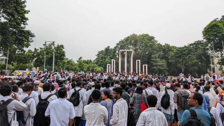 তিন দফা দাবিতে শহীদ মিনারে চিকিৎসকরা