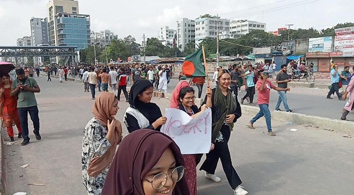 পথে পথে মানুষের উল্লাস