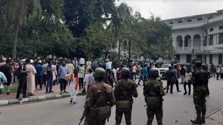 অবশেষে হাইকোর্ট ছাড়লেন আন্দোলনকারী শিক্ষার্থীরা