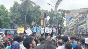 শিক্ষার্থীদের মিছিল-স্লোগানে উত্তাল সায়েন্সল্যাব