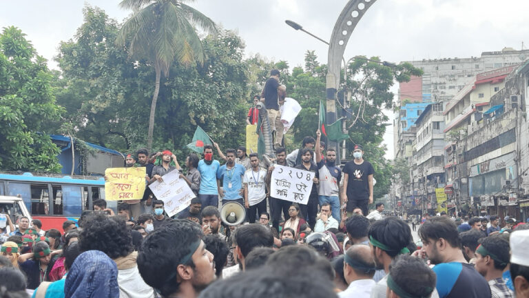 শিক্ষার্থীদের মিছিল-স্লোগানে উত্তাল সায়েন্সল্যাব