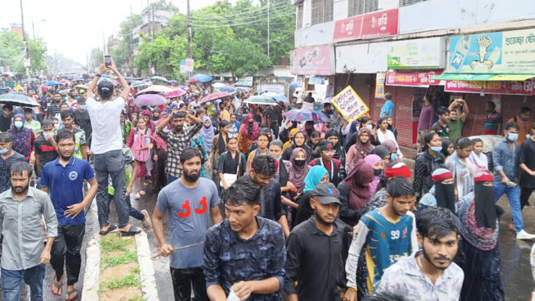 রাবি-রুয়েট শিক্ষার্থীদের সঙ্গে বিক্ষোভে যোগ দিয়েছেন শিক্ষকরা