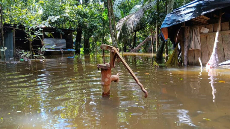 নোয়াখালীর বন্যার পানি ঢুকছে লক্ষ্মীপুরে