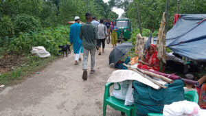 গোমতী নদীর বাঁধে ভাঙন:কুমিল্লায় খোলা আকাশের নিচে হাজারো মানুষ