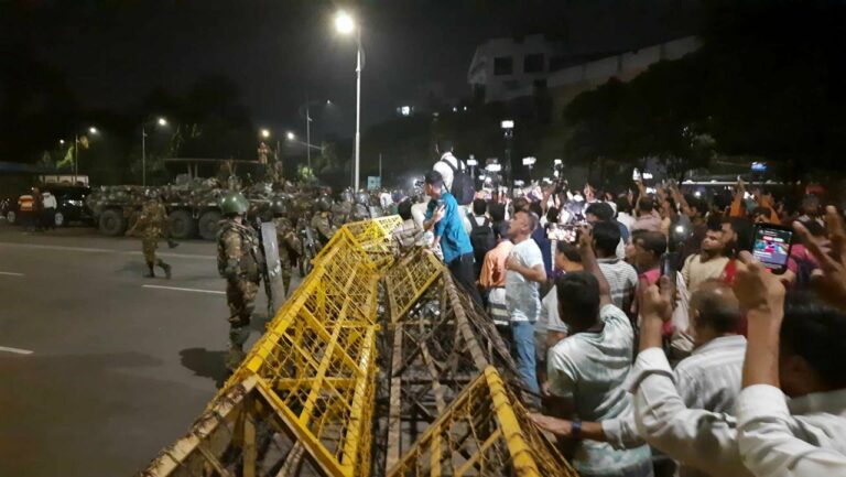 রাষ্ট্রপতির পদত্যাগ দাবিতে উত্তপ্ত বঙ্গভবন,আহত ৫